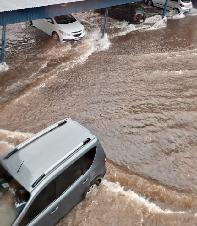 Chuva intensa causa alagamentos em pontos críticos de Assis nesta segunda-feira, 2 de dezembro